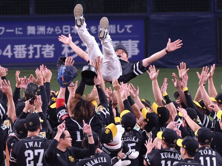 藤川監督就任1年目　胴上げ